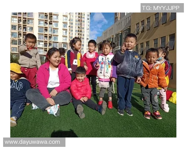 足球明星与小朋友共度快乐时光一起踢足球传递梦想与友谊的火花